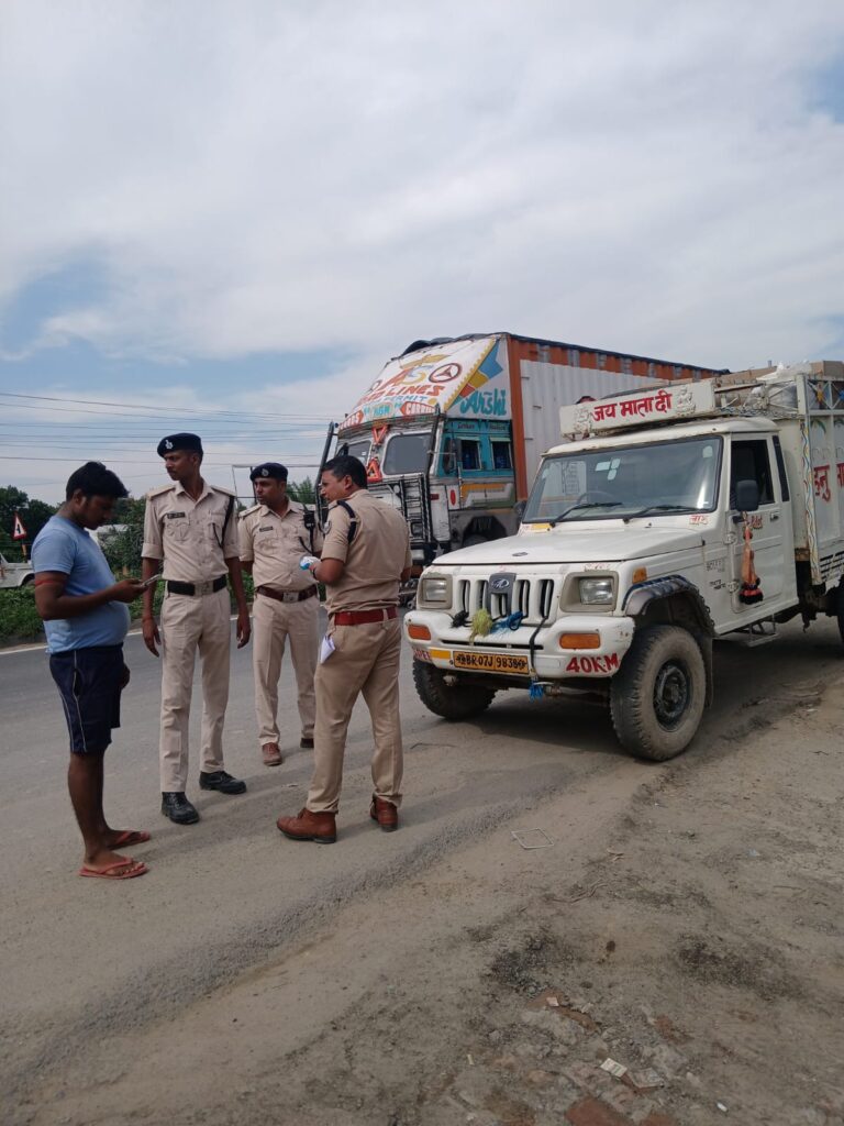 दरभंगा में दिल्ली मोड़ पर वाहन जांच अभियान, NH-27 के नो पार्किंग क्षेत्र में भी कटा चालान दरभंगा में दिल्ली मोड़ पर वाहन जांच अभियान, NH-27 के नो पार्किंग क्षेत्र में भी कटा चालान