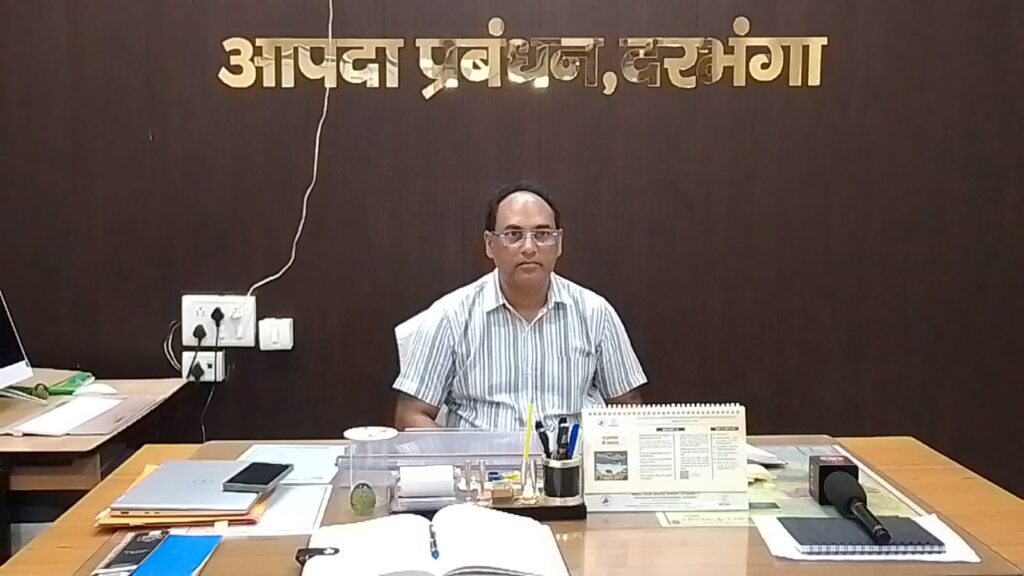दरभंगा बाढ़ अपडेट: सभी नदियां खतरे के निशान से नीचे | 18 नावें तैनात