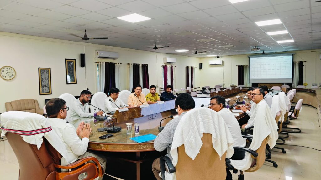 प्रमंडल स्तरीय समीक्षा बैठक: आयुक्त ने नए राशन कार्ड निर्माण में तेजी लाने के दिए निर्देश