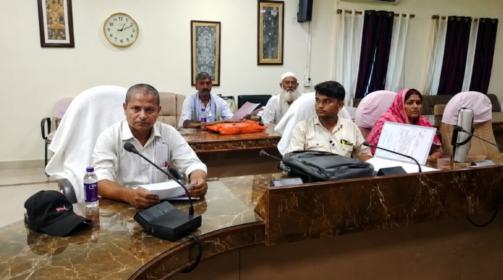 6 वर्षों से गृह जिले से 150 किमी दूर तैनाती, कार्यपालक सहायक ने मांगा म्यूचुअल ट्रांसफर 6 वर्षों से गृह जिले से 150 किमी दूर तैनाती, कार्यपालक सहायक ने मांगा म्यूचुअल ट्रांसफर