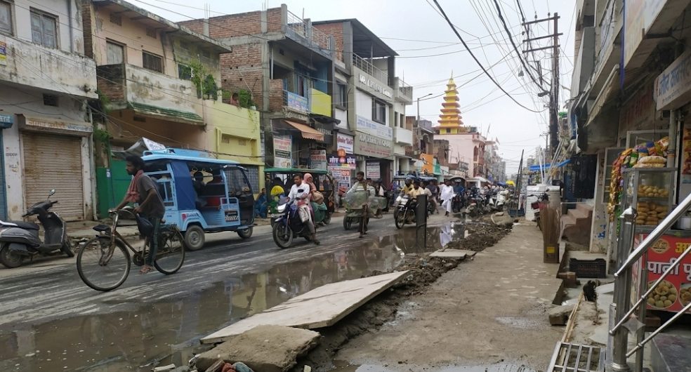 मौलागंज में नाला निर्माण बना मुसीबत, टूटी पाइपलाइन से सड़कों पर बह रहा हजारों लीटर पानी मौलागंज में नाला निर्माण बना मुसीबत, टूटी पाइपलाइन से सड़कों पर बह रहा हजारों लीटर पानी