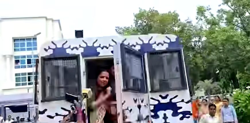नामांकन के बाद गिरफ्तार हुईं तेज प्रताप की प्रत्याशी वीणा मानवी नामांकन के बाद गिरफ्तार हुईं तेज प्रताप की प्रत्याशी वीणा मानवी