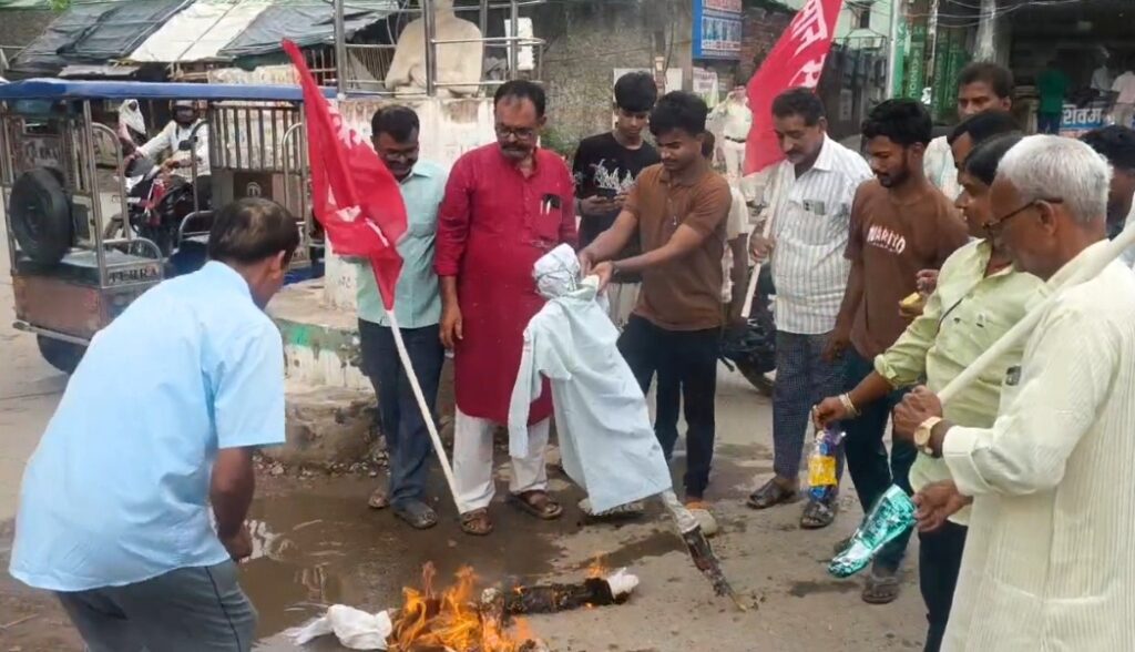 दरभंगा में किसानों का बड़ा प्रदर्शन! ट्रंप, मोदी और सम्राट चौधरी का पुतला दहन