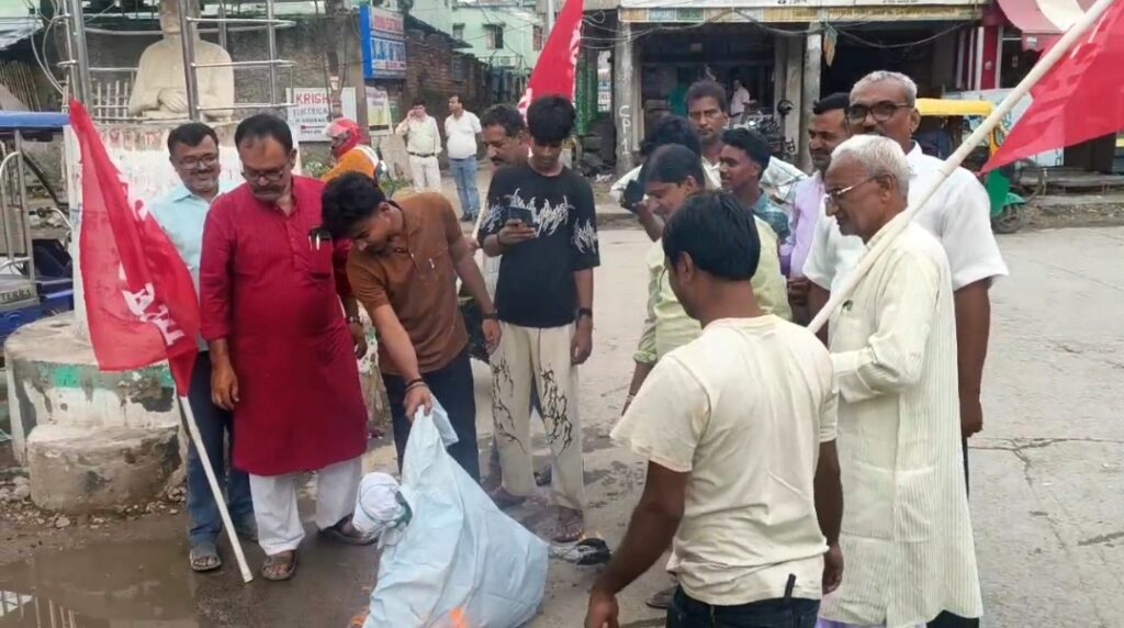 दरभंगा में किसानों का बड़ा प्रदर्शन! ट्रंप, मोदी और सम्राट चौधरी का पुतला दहन
