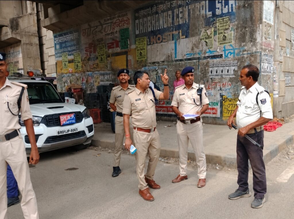 दरभंगा में दिल्ली मोड़ पर वाहन जांच अभियान, NH-27 के नो पार्किंग क्षेत्र में भी कटा चालान दरभंगा में दिल्ली मोड़ पर वाहन जांच अभियान, NH-27 के नो पार्किंग क्षेत्र में भी कटा चालान
