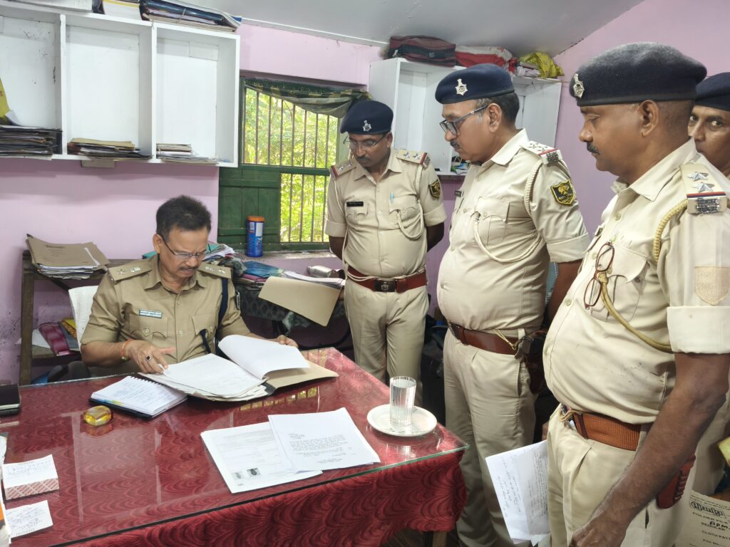 दरभंगा पुलिस अलर्ट: नगर SP ने पतोर थाना में लगाई क्लास, लंबित केसों पर सख्त आदेश दरभंगा पुलिस अलर्ट: नगर SP ने पतोर थाना में लगाई क्लास, लंबित केसों पर सख्त आदेश
