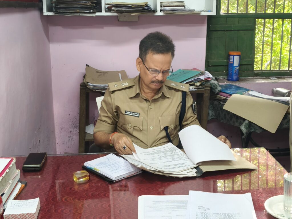 दरभंगा पुलिस अलर्ट: नगर SP ने पतोर थाना में लगाई क्लास, लंबित केसों पर सख्त आदेश दरभंगा पुलिस अलर्ट: नगर SP ने पतोर थाना में लगाई क्लास, लंबित केसों पर सख्त आदेश