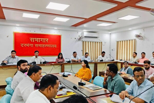 दरभंगा में डीएम ने अधिकारियों को दिया सख्त निर्देश, लंबित मामलों का होगा समयबद्ध निष्पादन