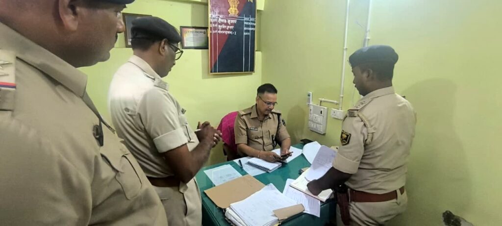 मब्बी थाना के लंबित कांडों की समीक्षा, नगर एसपी ने फरार अभियुक्तों की गिरफ्तारी तेज करने के दिए निर्देश मब्बी थाना के लंबित कांडों की समीक्षा, नगर एसपी ने फरार अभियुक्तों की गिरफ्तारी तेज करने के दिए निर्देश