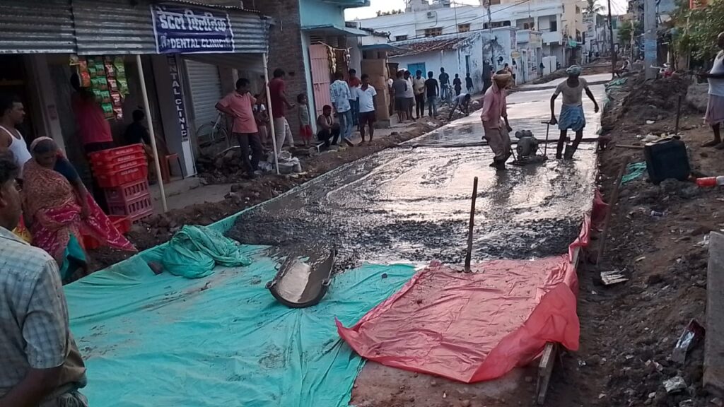मदारपुर चौक होली क्रॉस रोड निर्माण कार्य प्रगति पर , नागरिकों से वैकल्पिक मार्ग अपनाने की अपील मदारपुर चौक होली क्रॉस रोड निर्माण शुरू, नागरिकों से वैकल्पिक मार्ग अपनाने की अपील