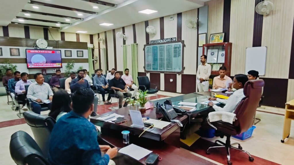 आरओबी निर्माण कार्यों की समीक्षा, डीएम ने निर्माण में तेजी और अतिक्रमण हटाने के दिए निर्देश