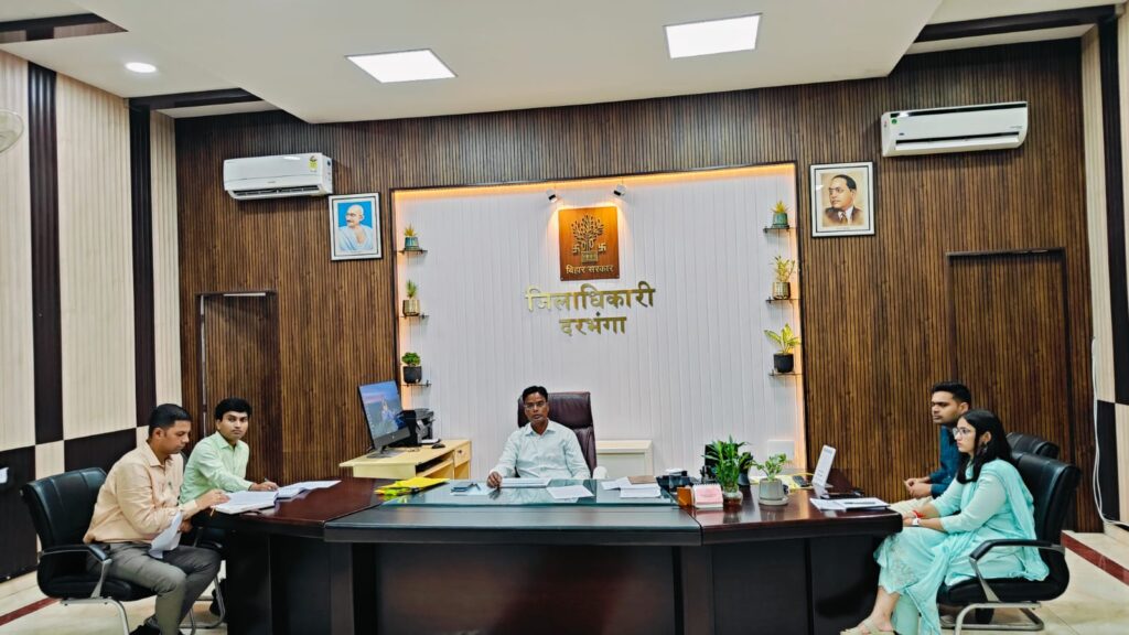 आरओबी निर्माण कार्यों की समीक्षा, डीएम ने निर्माण में तेजी और अतिक्रमण हटाने के दिए निर्देश