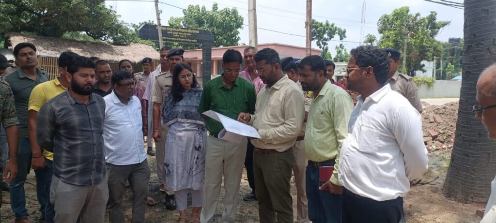 अहिल्या गौतम स्थान मंदिर के विकास कार्यों का डीएम ने किया निरीक्षण अहिल्या गौतम स्थान मंदिर के विकास कार्यों का डीएम ने किया निरीक्षण