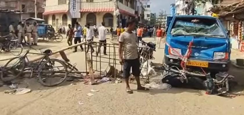 लहेरियासराय में भीषण सड़क हादसा, ऑटो ने बाइक और कई ठेलागाड़ियों को मारी टक्कर; दो की हालत गंभीर लहेरियासराय में भीषण सड़क हादसा, ऑटो ने बाइक और कई ठेलागाड़ियों को मारी टक्कर; दो की हालत गंभीर