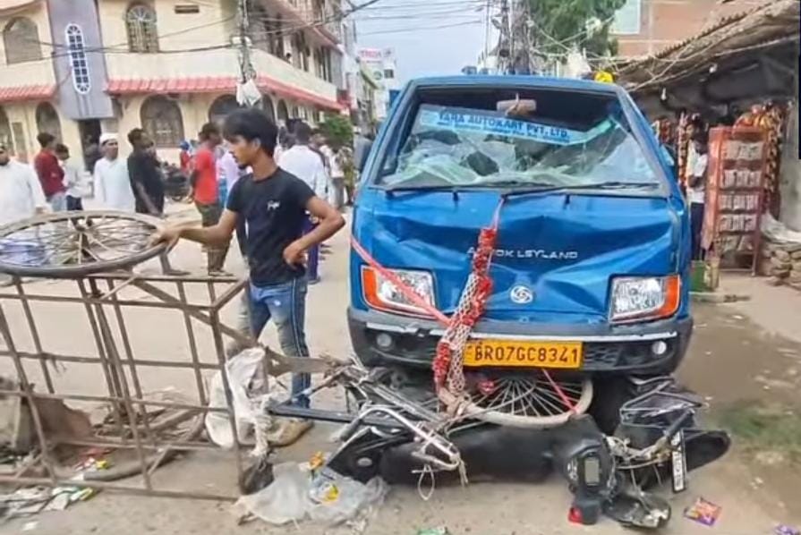 लहेरियासराय में भीषण सड़क हादसा, ऑटो ने बाइक और कई ठेलागाड़ियों को मारी टक्कर; दो की हालत गंभीर लहेरियासराय में भीषण सड़क हादसा, ऑटो ने बाइक और कई ठेलागाड़ियों को मारी टक्कर; दो की हालत गंभीर