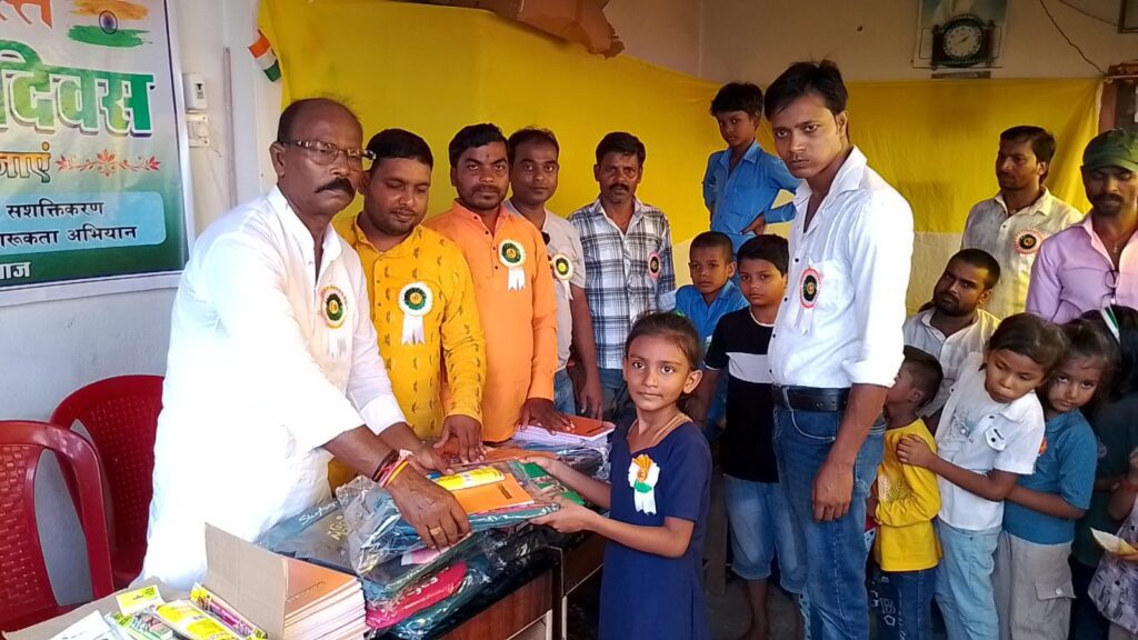 स्वतंत्रता दिवस पर बच्चों को बांटे बैग, कॉपी और कलम मिथिलांचल नोनिया समाज संघ ने की पहल स्वतंत्रता दिवस पर बच्चों को बांटे बैग, कॉपी और कलम मिथिलांचल नोनिया समाज संघ ने की पहल