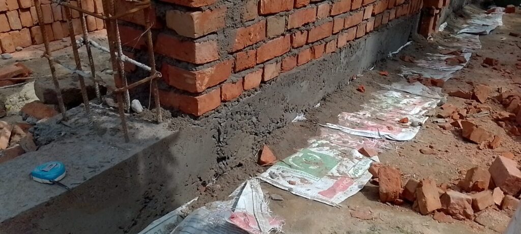 आयुक्त कार्यालय की चारदीवारी निर्माण पर उठे सवाल ईंट, मसाला और योजना बोर्ड को लेकर जांच की मांग