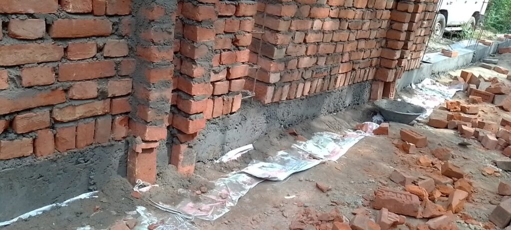आयुक्त कार्यालय की चारदीवारी निर्माण पर उठे सवाल ईंट, मसाला और योजना बोर्ड को लेकर जांच की मांग