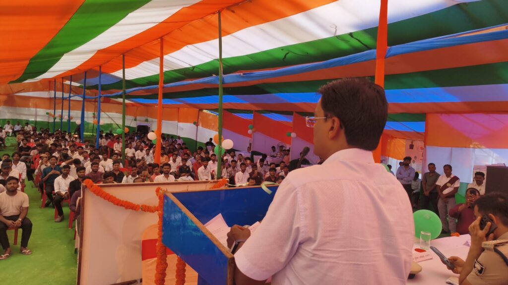 अंबेडकर छात्रावास में विद्यार्थी सहयोग शिविर DM-SSP ने सुनी छात्र-छात्राओं की समस्याएं अंबेडकर छात्रावास में विद्यार्थी सहयोग शिविर DM-SSP ने सुनी छात्र-छात्राओं की समस्याएं