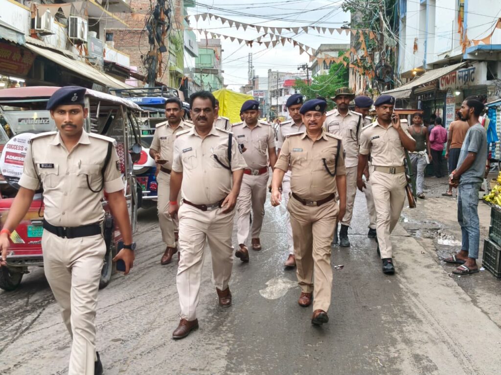 ईद-मिलाद-उल नबी से पहले दरभंगा में पुलिस का फ्लैग मार्च ईद-मिलाद-उल नबी से पहले दरभंगा में पुलिस का फ्लैग मार्च