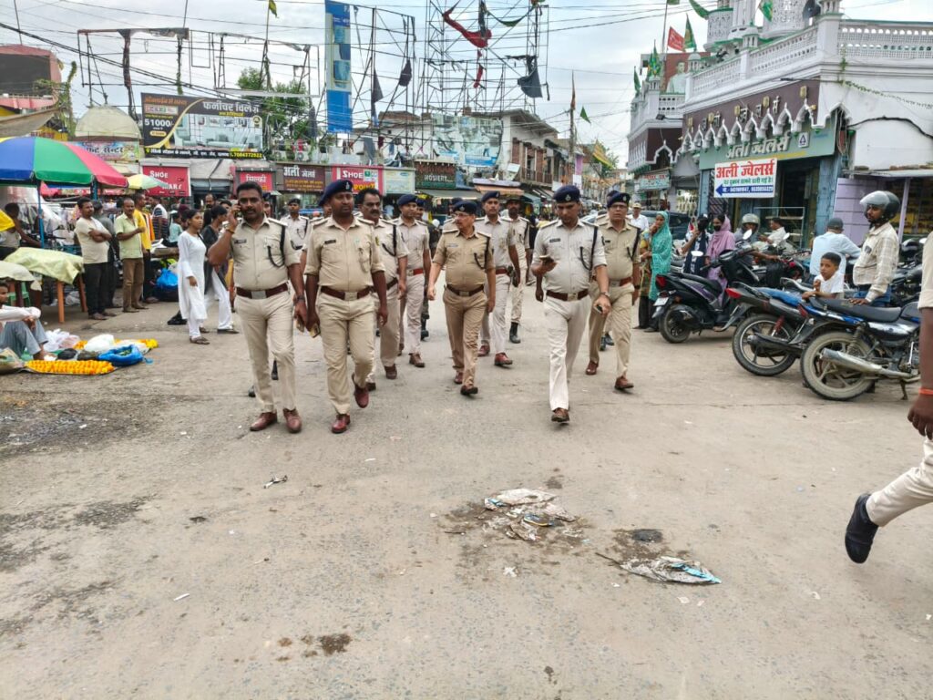 ईद-मिलाद-उल नबी से पहले दरभंगा में पुलिस का फ्लैग मार्च ईद-मिलाद-उल नबी से पहले दरभंगा में पुलिस का फ्लैग मार्च