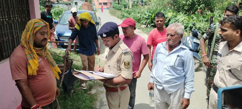 डरहार में जमीन विवाद पर बवाल घर में घुसकर मारपीट-तोड़फोड़ का आरोप डरहार में जमीन विवाद पर बवाल घर में घुसकर मारपीट-तोड़फोड़ का आरोप