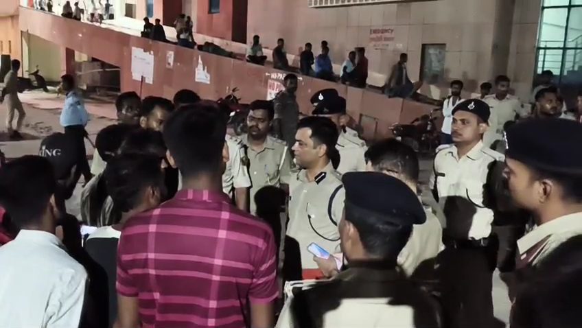 लहेरियासराय में युवक की मौत, 5 गिरफ्तार पड़ोसी विवाद में चाकू से हमले का आरोप लहेरियासराय में युवक की मौत, 5 गिरफ्तार पड़ोसी विवाद में चाकू से हमले का आरोप