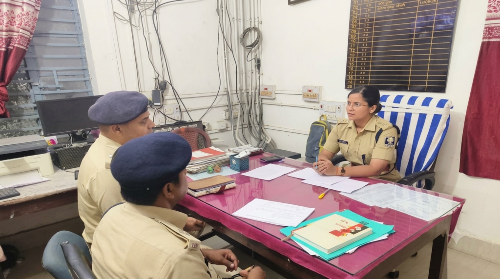 कमतौल थाना का ग्रामीण एसपी ने किया वार्षिक निरीक्षण लंबित मामलों और फरार अभियुक्तों की गिरफ्तारी पर जोर