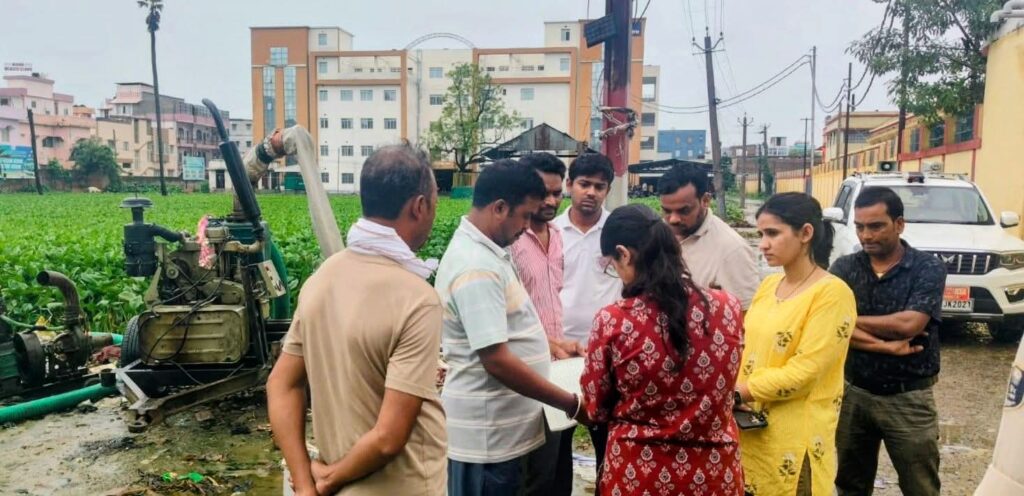 दरभंगा में तालाबों का औचक निरीक्षण, जलनिकासी पर अफसर सख्त दरभंगा में तालाबों का औचक निरीक्षण, जलनिकासी पर अफसर सख्त