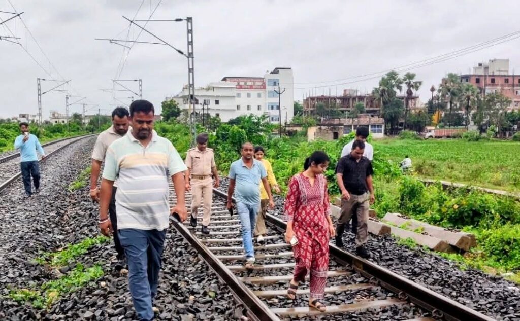 दरभंगा में तालाबों का औचक निरीक्षण, जलनिकासी पर अफसर सख्त दरभंगा में तालाबों का औचक निरीक्षण, जलनिकासी पर अफसर सख्त