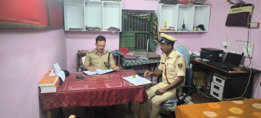 पतोर थाना का वार्षिक निरीक्षण अपराधियों की गिरफ्तारी पर सख्त निर्देश पतोर थाना का वार्षिक निरीक्षण अपराधियों की गिरफ्तारी पर सख्त निर्देश