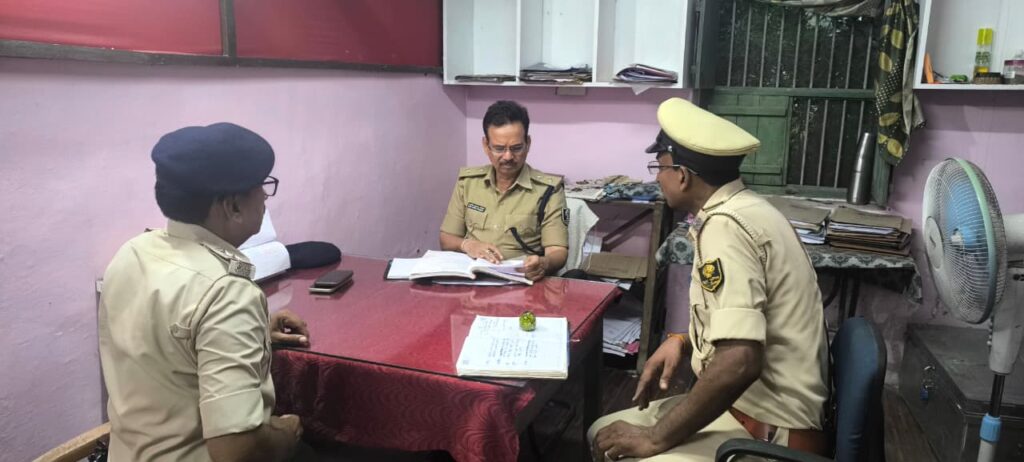 पतोर थाना का वार्षिक निरीक्षण अपराधियों की गिरफ्तारी पर सख्त निर्देश पतोर थाना का वार्षिक निरीक्षण अपराधियों की गिरफ्तारी पर सख्त निर्देश