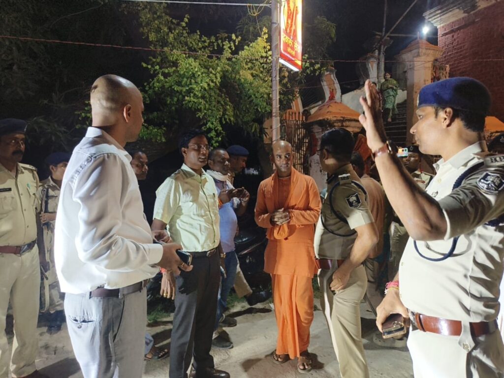 कृष्ण जन्माष्टमी पर प्रशासन अलर्ट DM-SSP ने इस्कॉन मंदिर का किया निरीक्षण कृष्ण जन्माष्टमी पर प्रशासन अलर्ट DM-SSP ने इस्कॉन मंदिर का किया निरीक्षण