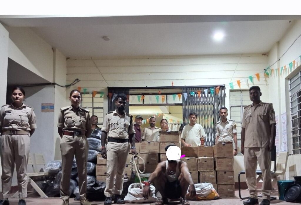 मिनी कंटेनर से 876.960 लीटर शराब बरामद विशनपुर में चालक गिरफ्तार, कंटेनर जब्त