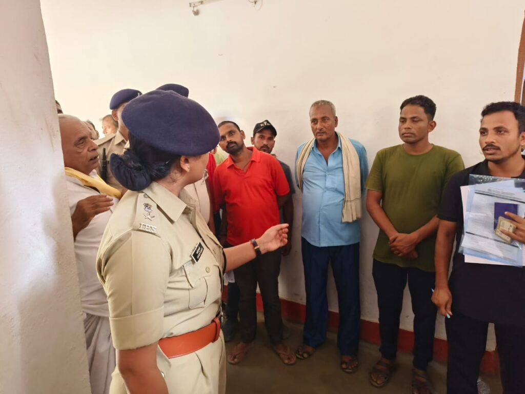 बिरौल के कमरकला में पुलिस का सहयोग शिविर आम लोगों की शिकायतों के समाधान की पहल बिरौल के कमरकला में पुलिस का सहयोग शिविर आम लोगों की शिकायतों के समाधान की पहल
