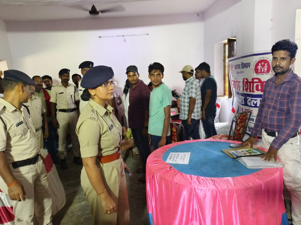 बिरौल के कमरकला में पुलिस का सहयोग शिविर आम लोगों की शिकायतों के समाधान की पहल बिरौल के कमरकला में पुलिस का सहयोग शिविर आम लोगों की शिकायतों के समाधान की पहल