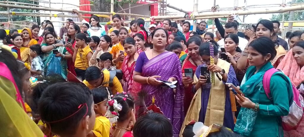 सिंड्रेला इंग्लिश स्कूल का भव्य जन्माष्टमी समारोह नन्हे कृष्ण-राधा की मनमोहक प्रस्तुतियों ने बांधा समां सिंड्रेला इंग्लिश स्कूल का भव्य जन्माष्टमी समारोह नन्हे कृष्ण-राधा की मनमोहक प्रस्तुतियों ने बांधा समां