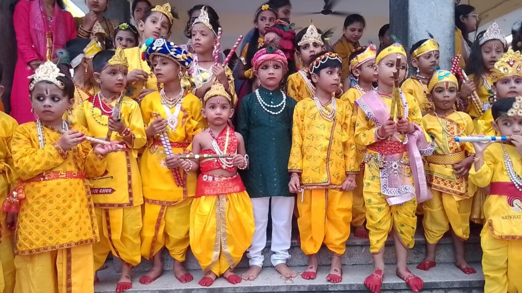 सिंड्रेला इंग्लिश स्कूल का भव्य जन्माष्टमी समारोह नन्हे कृष्ण-राधा की मनमोहक प्रस्तुतियों ने बांधा समां सिंड्रेला इंग्लिश स्कूल का भव्य जन्माष्टमी समारोह नन्हे कृष्ण-राधा की मनमोहक प्रस्तुतियों ने बांधा समां