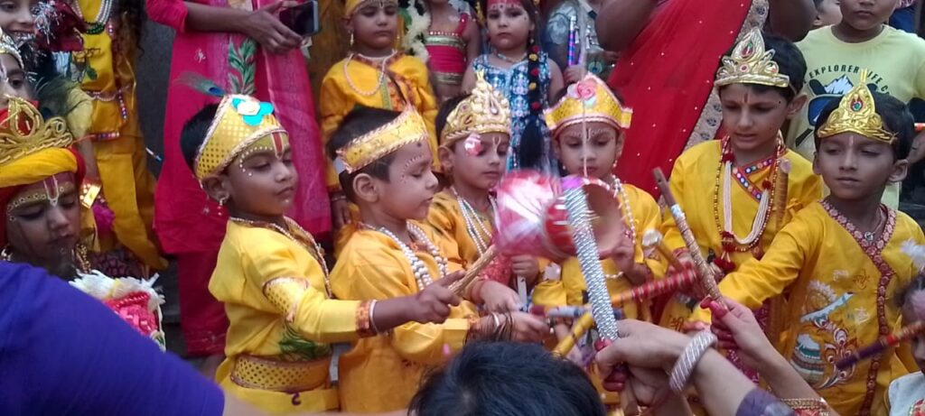 सिंड्रेला इंग्लिश स्कूल का भव्य जन्माष्टमी समारोह नन्हे कृष्ण-राधा की मनमोहक प्रस्तुतियों ने बांधा समां सिंड्रेला इंग्लिश स्कूल का भव्य जन्माष्टमी समारोह नन्हे कृष्ण-राधा की मनमोहक प्रस्तुतियों ने बांधा समां