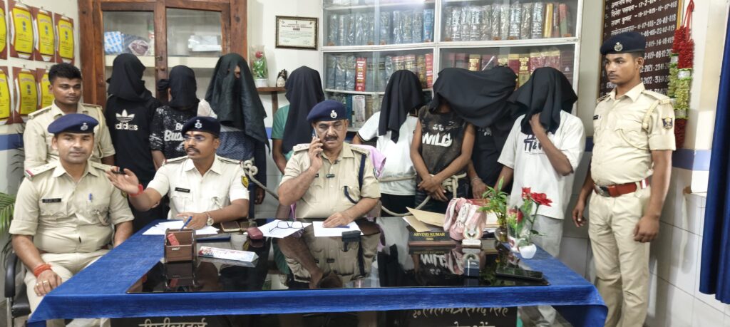 सिमरी हत्या कांड में 8 गिरफ्तार खून लगा चाकू और 3 मोबाइल बरामद