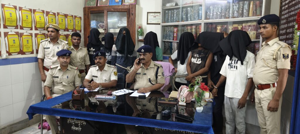 सिमरी हत्या कांड में 8 गिरफ्तार खून लगा चाकू और 3 मोबाइल बरामद