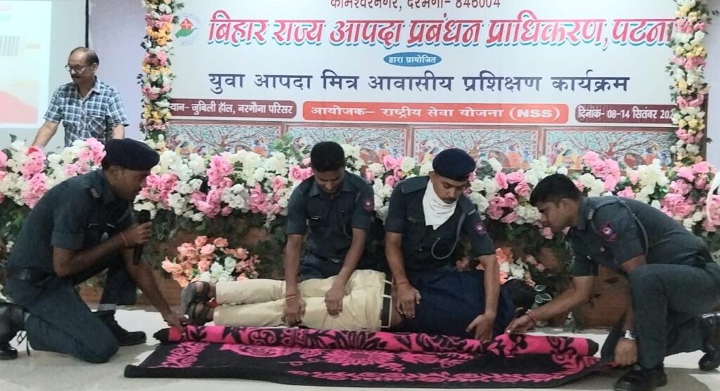 SDRF ने सिखाए बचाव के तरीके CPR और आपदा प्रबंधन की ट्रेनिंग SDRF ने सिखाए बचाव के तरीके CPR और आपदा प्रबंधन की ट्रेनिंग