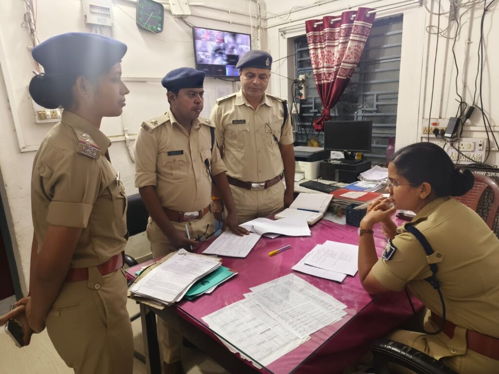 कमतौल थाना का ग्रामीण एसपी ने किया वार्षिक निरीक्षण लंबित मामलों और फरार अभियुक्तों की गिरफ्तारी पर जोर
