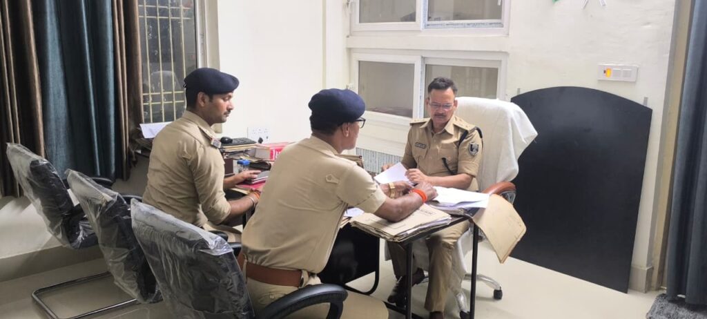 भालपट्टी थाना में नगर एसपी ने की अनुसंधान बैठक लंबित कांडों के त्वरित निष्पादन पर दिया जोर भालपट्टी थाना में नगर एसपी ने की अनुसंधान बैठक लंबित कांडों के त्वरित निष्पादन पर दिया जोर