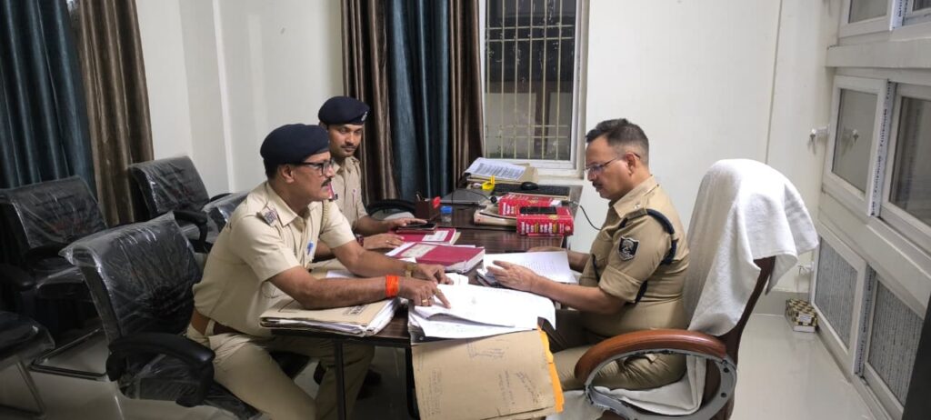 भालपट्टी थाना में नगर एसपी ने की अनुसंधान बैठक लंबित कांडों के त्वरित निष्पादन पर दिया जोर भालपट्टी थाना में नगर एसपी ने की अनुसंधान बैठक लंबित कांडों के त्वरित निष्पादन पर दिया जोर
