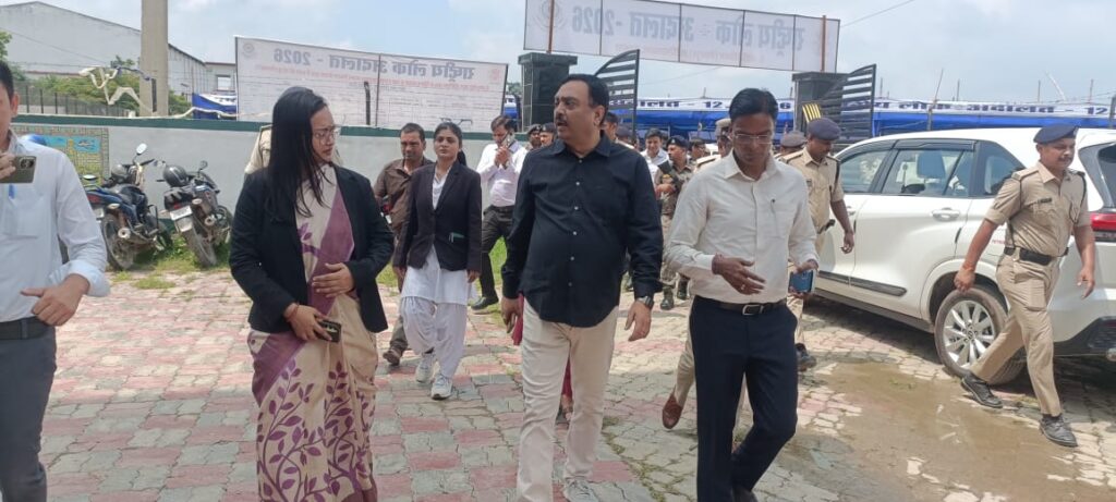 लोक अदालत में उमड़ी भीड़ 30 बेंचों पर मामलों का निपटारा