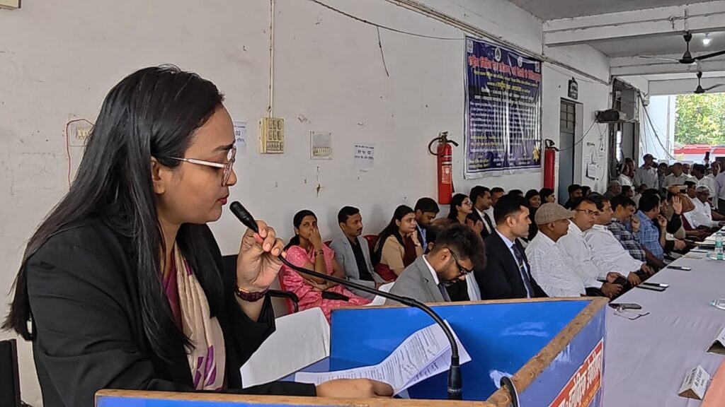 लोक अदालत में उमड़ी भीड़ 30 बेंचों पर मामलों का निपटारा