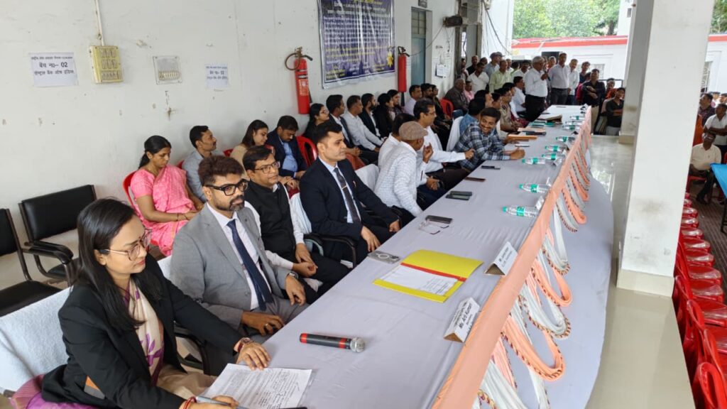 लोक अदालत में उमड़ी भीड़ 30 बेंचों पर मामलों का निपटारा