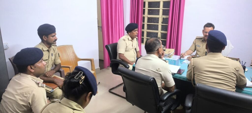 बहादुरपुर थाना पहुँचे नगर पुलिस अधीक्षक लंबित कांडों की समीक्षा, गिरफ्तारी पर जोर बहादुरपुर थाना पहुंचीं नगर पुलिस अधीक्षक लंबित कांडों की समीक्षा, गिरफ्तारी पर जोर
