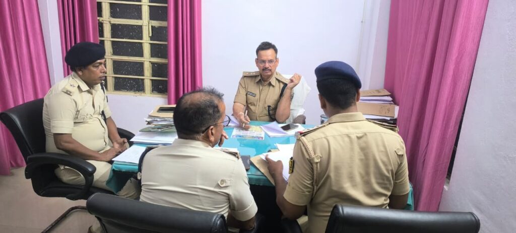 बहादुरपुर थाना पहुँचे नगर पुलिस अधीक्षक लंबित कांडों की समीक्षा, गिरफ्तारी पर जोर बहादुरपुर थाना पहुंचीं नगर पुलिस अधीक्षक लंबित कांडों की समीक्षा, गिरफ्तारी पर जोर